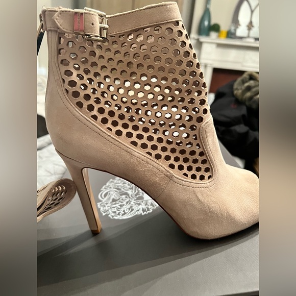 Vince Camuto size 10 - Picture 1 of 4